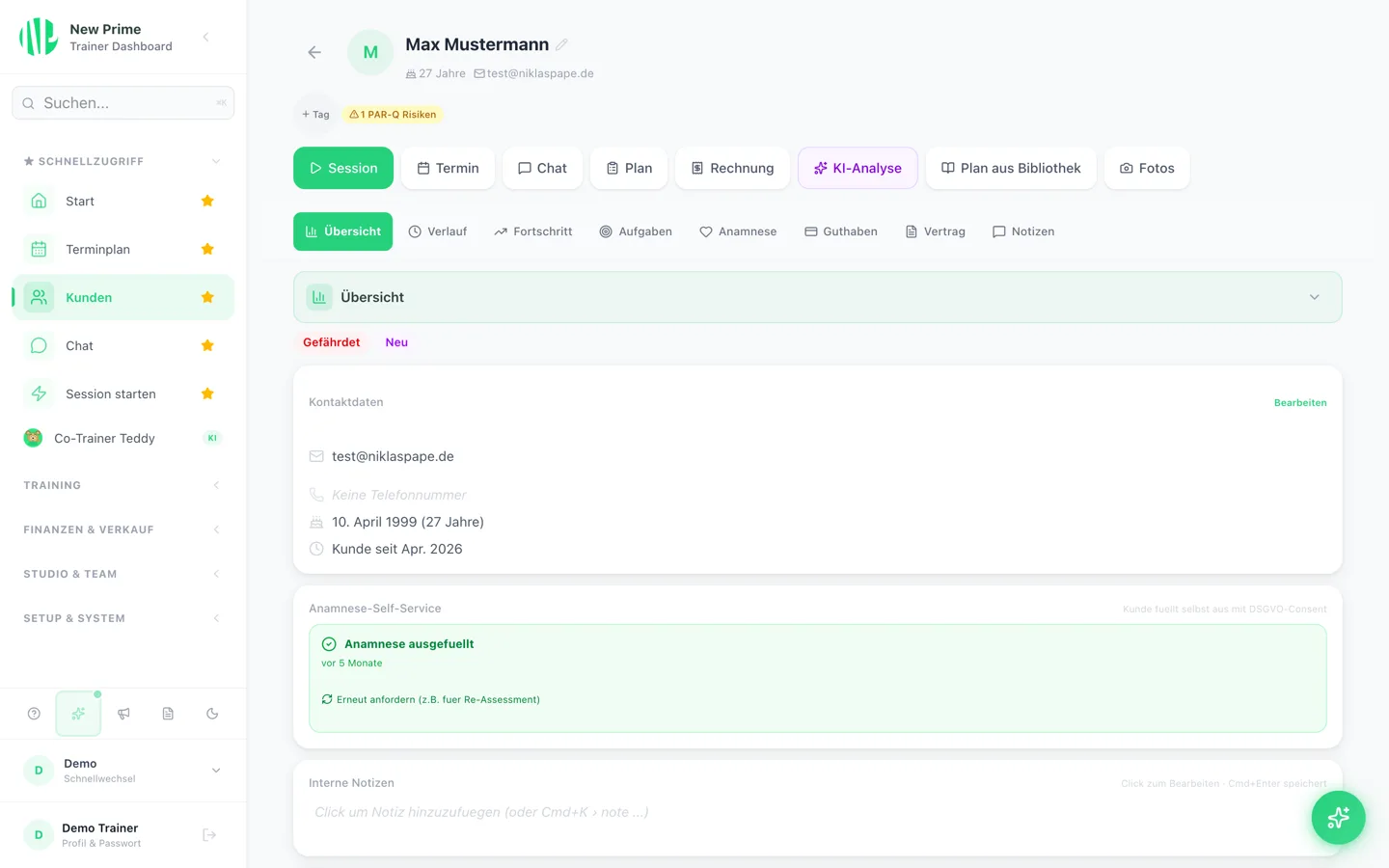 Kunden-Detailseite mit allen Tabs (Session, Termin, Chat, Plan, Rechnung, KI-Analyse), PAR-Q-Risiko-Hinweis, Kontaktdaten und Anamnese-Status